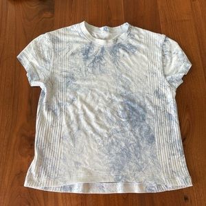 Lululemon Blue and White Tie Dye workout shirt